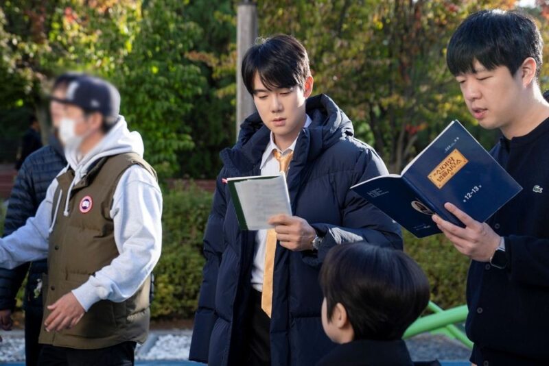 유연석, '극과 극' 반전 분위기 자랑…'신이랑' 스틸 공개