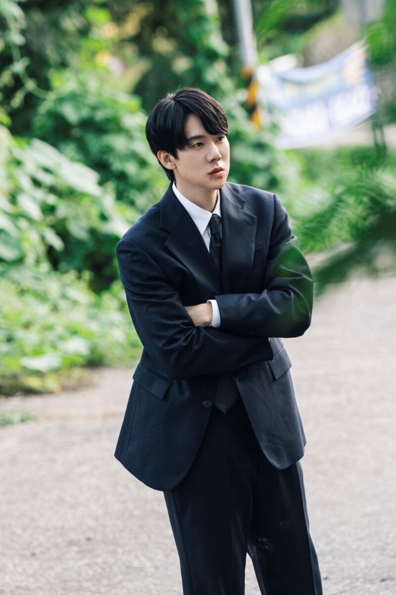 유연석, '극과 극' 반전 분위기 자랑…'신이랑' 스틸 공개