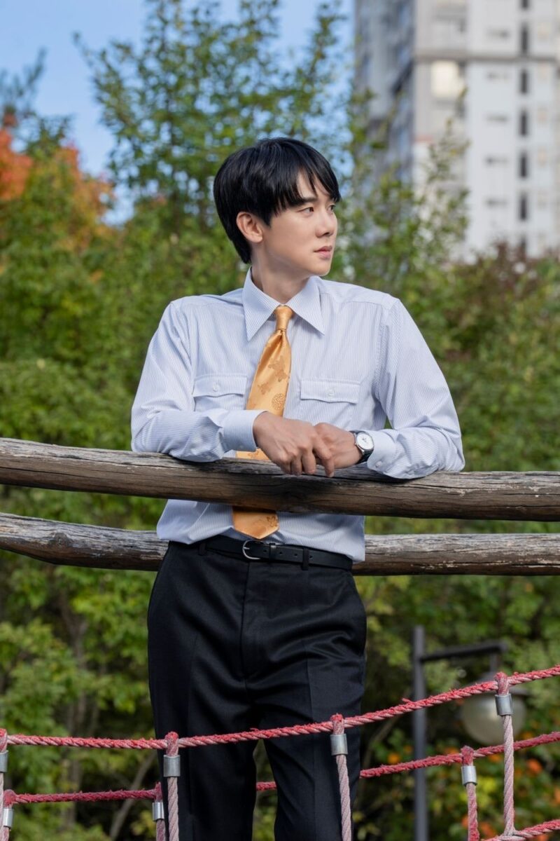 유연석, '극과 극' 반전 분위기 자랑…'신이랑' 스틸 공개