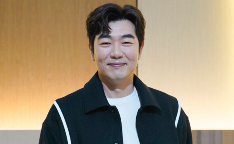 イ・ジョンヒョク、野球試合中にふくらはぎ肉離れ→松葉杖に…「人生初で戸惑う」（『カップルショー』）