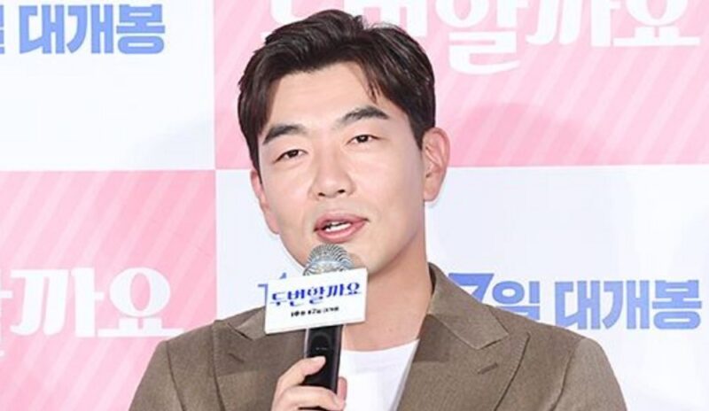 イ・ジョンヒョク、野球試合中にふくらはぎ肉離れ→松葉杖に…「人生初で戸惑う」（『カップルショー』）