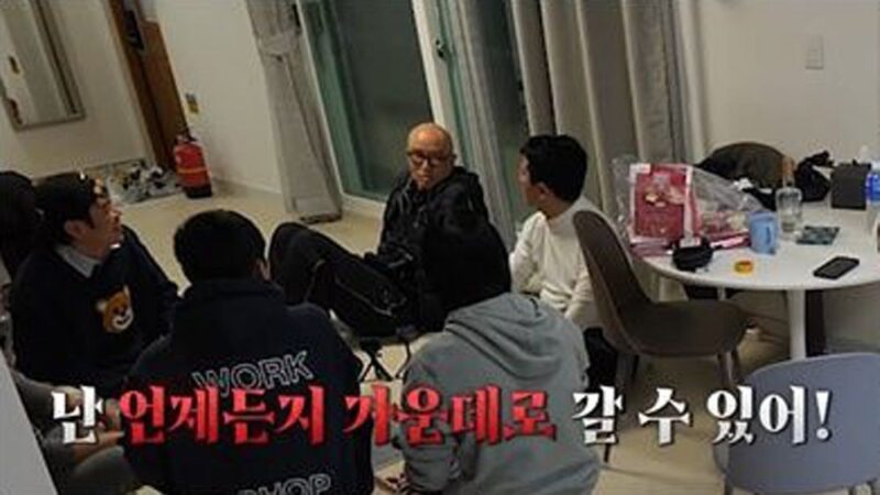 홍석천, '잠자리 배정' 게임에서 사심 폭발…"방 하나에 세 명 자는 거야?" ('독박투어4')