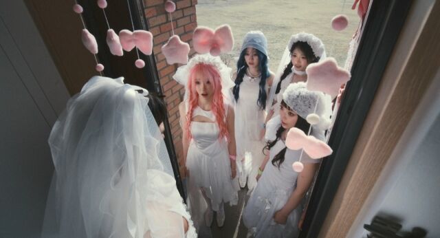 「カムバックD-3」QWER、『CEREMONY』のティーザー公開直後から大騒ぎ…「喜び→驚愕」という展開、一体何なのか