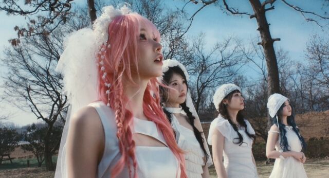 「カムバックD-3」QWER、『CEREMONY』のティーザー公開直後から大騒ぎ…「喜び→驚愕」という展開、一体何なのか