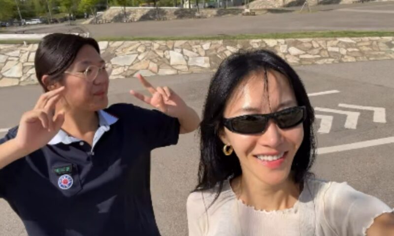 オム・テウン♥ユン・ヘジン、娘との外出中にトラブル…性犯罪騒動の作家の本を発見