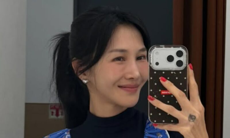 オム・テウン♥ユン・ヘジン、娘との外出中にトラブル…性犯罪騒動の作家の本を発見