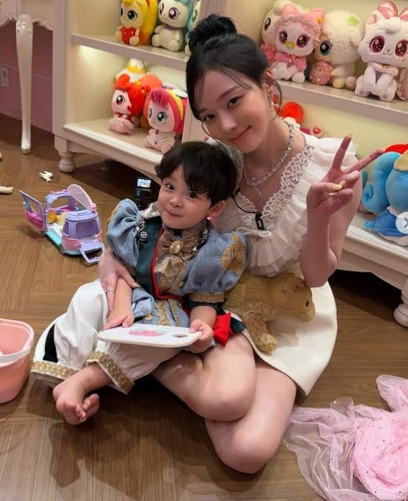 aespaウィンター、キッズモデル・ユイジンに夢中…「会いたい」