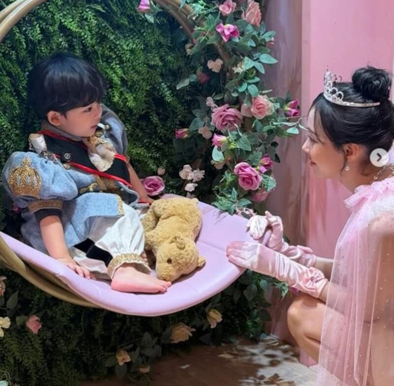 aespaウィンター、キッズモデル・ユイジンに夢中…「会いたい」