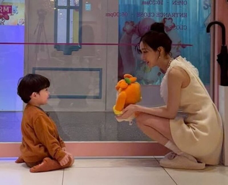 aespaウィンター、キッズモデル・ユイジンに夢中…「会いたい」