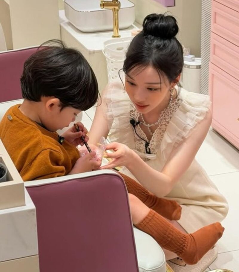 aespaウィンター、キッズモデル・ユイジンに夢中…「会いたい」