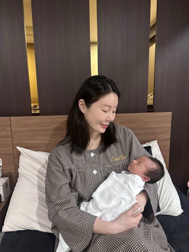 ナビ、出産10日で次女を初公開→完成された美貌に注目