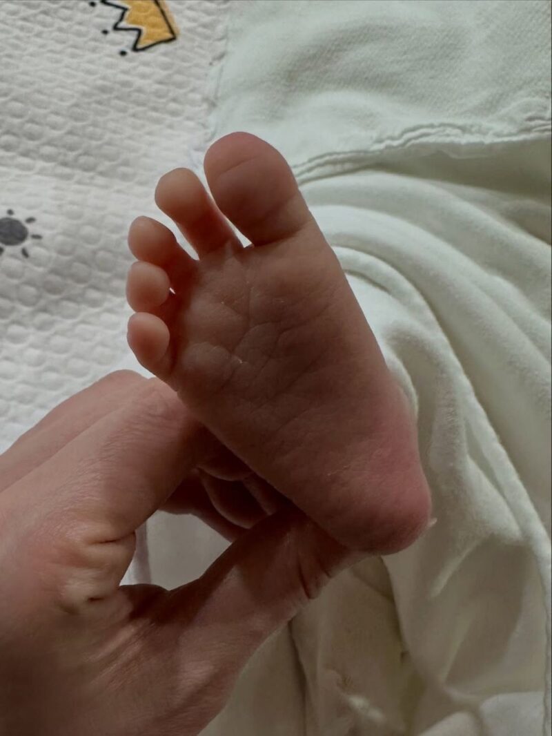 ナビ、出産10日で次女を初公開→完成された美貌に注目