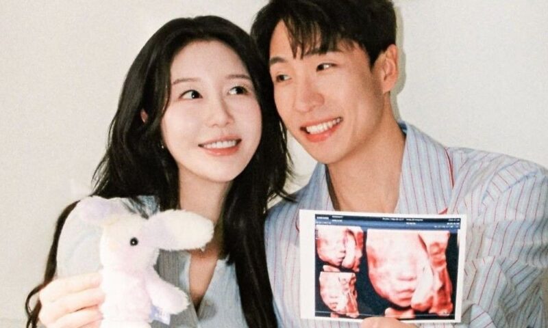 ナビ、出産10日で次女を初公開→完成された美貌に注目