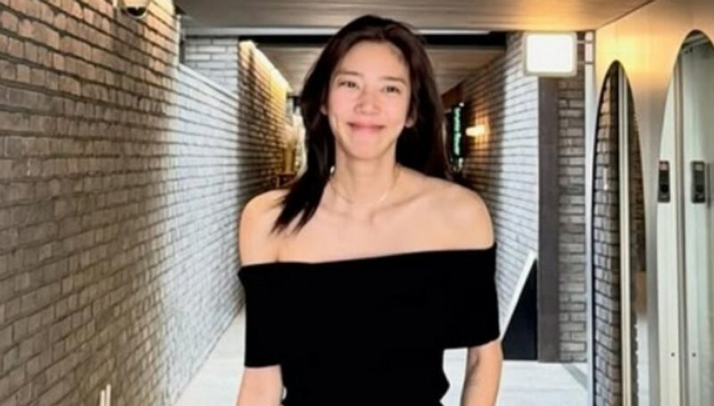 ソン・ダムビ、出産1年で激やせ…イ・ギュヒョクとの結婚後、堂々のオープンショルダー姿