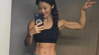 元アイドル美容師、2児の母とは思えない“くびれ腹筋”が話題「腰が折れそう」