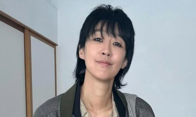 「22年ぶり離婚」女性タレント、地下鉄で帽子を深くかぶった姿…誰だかわからない