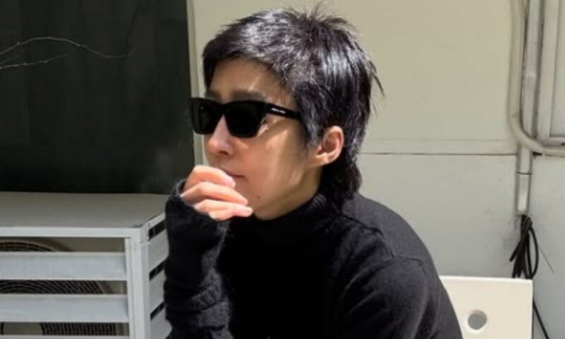 「22年ぶり離婚」女性タレント、地下鉄で帽子を深くかぶった姿…誰だかわからない