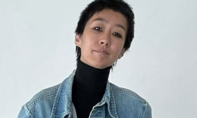 「22年ぶり離婚」女性タレント、地下鉄で帽子を深くかぶった姿…誰だかわからない