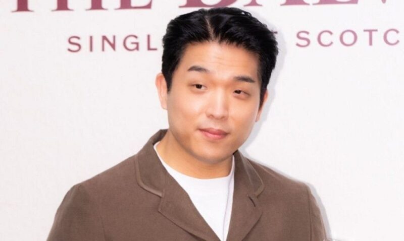 アン・ソンジェ、「ワインすり替え騒動」の中でシャンパンイベントに登場 イ・ミンジョンとの親密さが明らかに「楽しい一日だった」