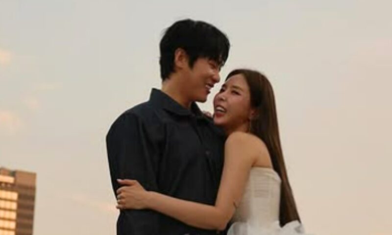 シンジ、♥ムンウォンとの結婚控えノースリーブで大胆露出…甘いカップルグラビア