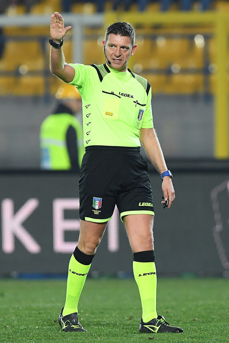 伊サッカー審判委員長、八百長疑惑で捜査開始　自ら職務停止へ「潔白を証明し戻る」