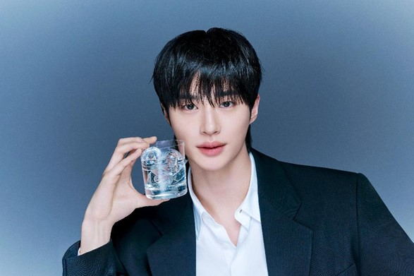 ピョン・ウソク、氷浄水器のCM公開　爽やかなビジュアルが話題