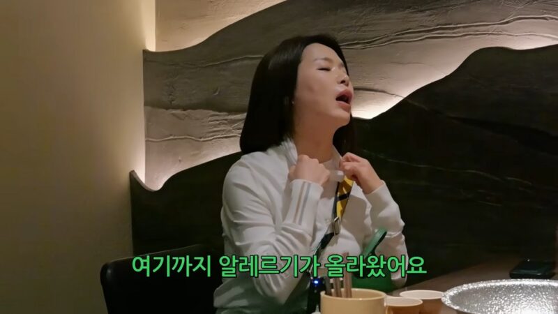 「胸の整形」キム・ジソン、手術の副作用でアレルギーが首まで…「欲張りすぎた」