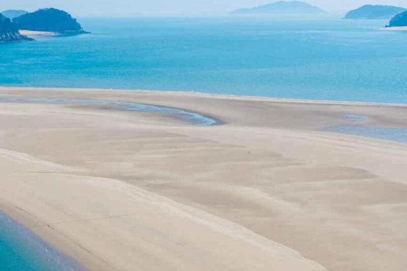 「1泊2日」でも話題！幅1km・長さ3km、韓国唯一の絶景「砂の島」とは？