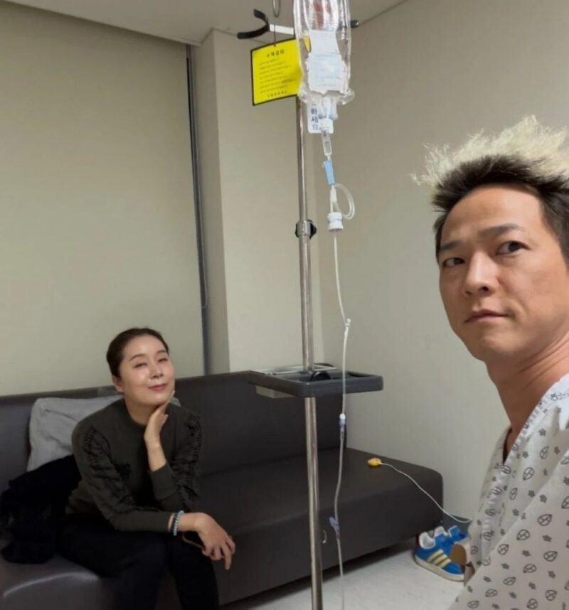 胃がん前段階のポッピン・ヒョンジュン、見違えるほど痩せ細る…妻パク・エリと「明るい笑顔」