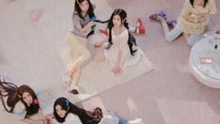 ILLIT、清涼飲料水の広告モデルに再抜擢！「清純さ」全開のビジュアルが話題