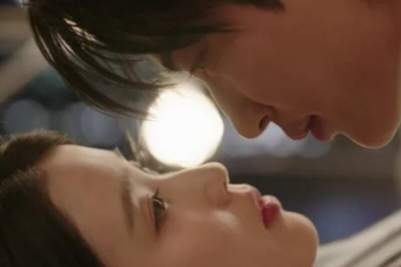 IU、イ・ジョンソクとの密着キス写真が流出？衝撃の瞬間が話題に