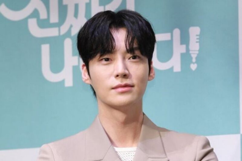 アン・ジェヒョン、離婚から6年…「家族写真」公開にファン驚き