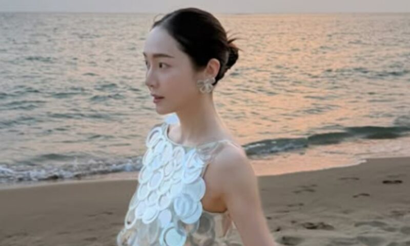 37歳ジェシカ、鱗ドレスに45kgの骨と皮…海辺の人魚姫そのもの
