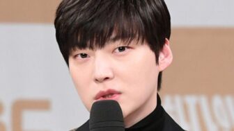 安宰賢、13歳の老猫「アンジュ」と初スタジオ撮影…「色々な思いが込み上げて」涙（「ナ・ホンジャ・サンダ」）
