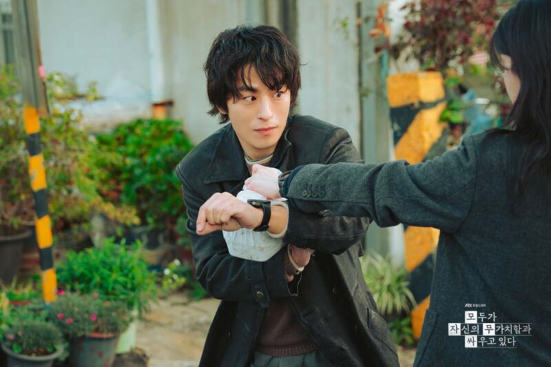 「監督役が似合いすぎ」と話題！映画監督姿も完璧なトップ俳優の魅力に沼る人続出