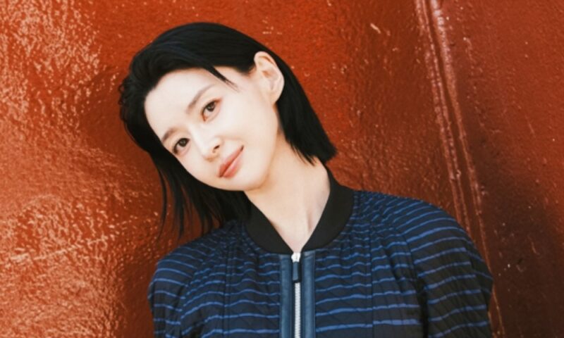 「骨ガリ」クォン・ナラ、「王骨盤」から消滅レベルの小顔…非現実的なプロポーション披露