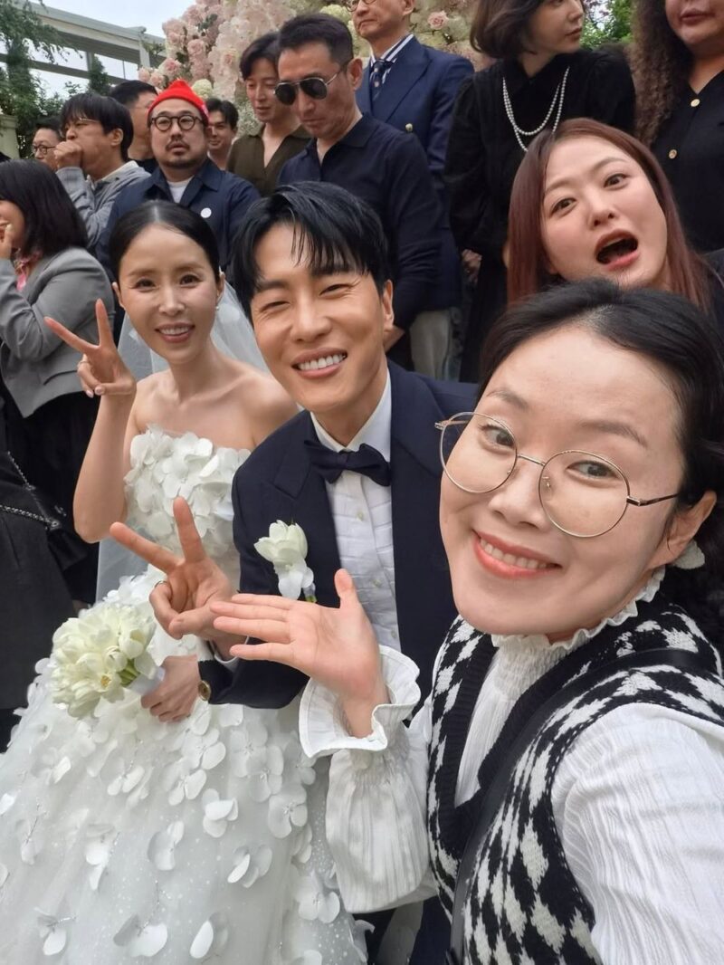 ホ・ギョンファン、またも180cmの無理？シン・ジ結婚式で異彩→カン・ジェジュンと席取り合戦