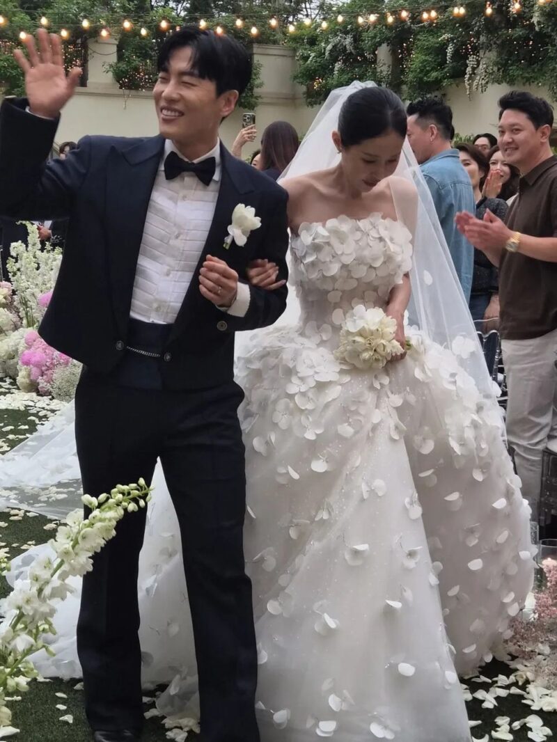ホ・ギョンファン、またも180cmの無理？シン・ジ結婚式で異彩→カン・ジェジュンと席取り合戦