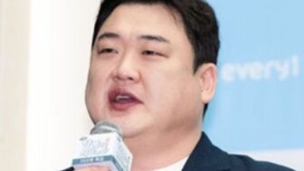 キム・ジュンヒョン、「アムッタバンド」収益分配を告白「飲み会に一番使っている」（「ラジオショー」）