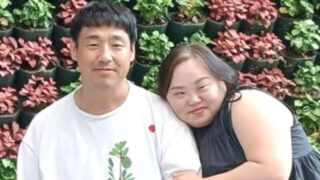 ダウン症のチョン・ウネ、結婚1周年でサプライズ発表…作家14名の家賃支援を決定