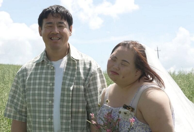 ダウン症のチョン・ウネ、結婚1周年でサプライズ発表…作家14名の家賃支援を決定