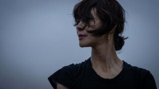 50歳でこの美貌…街中でナンパされる奇跡の女優に騒然