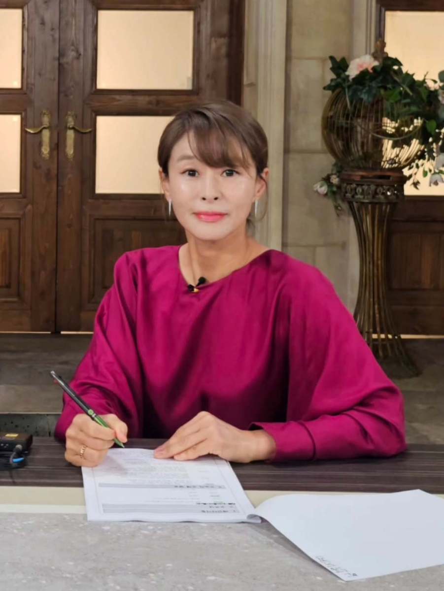 50歳でこの美貌…街中でナンパされる奇跡の女優に騒然