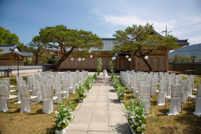 「結婚式？それともフェス？」1000人規模からカスタム婚まで、今どき野外ウェディング事情