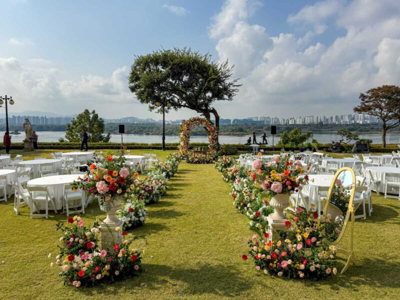 「結婚式？それともフェス？」1000人規模からカスタム婚まで、今どき野外ウェディング事情