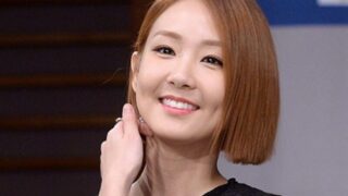 43歳の有名女優、20代を圧倒するスリムなライン…漂うモデルオーラ