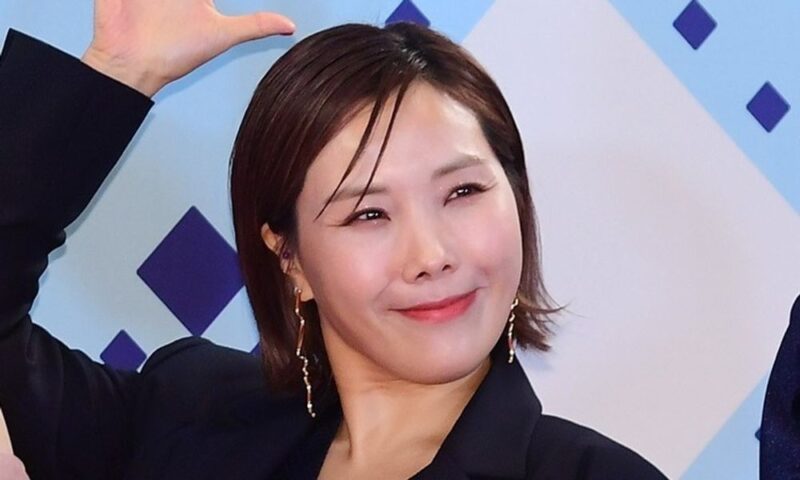 有名女性スター、11kg減量で「ガリガリの教科書」ボディ披露…“魔法の鏡”の前で証明