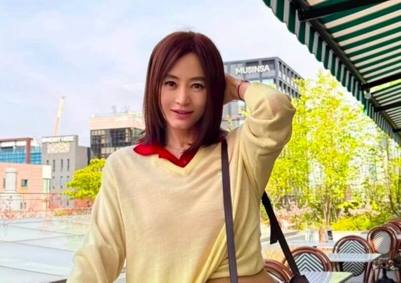 56歳？衝撃のミニスカート姿！完璧なプロポーションの女優、その正体