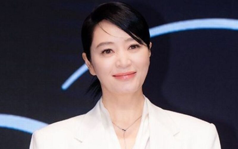 56歳？衝撃のミニスカート姿！完璧なプロポーションの女優、その正体