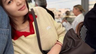 56歳の有名女優、同僚と別れて15年…新たなスタート？肩にそっと寄り添う姿がキャッチされる